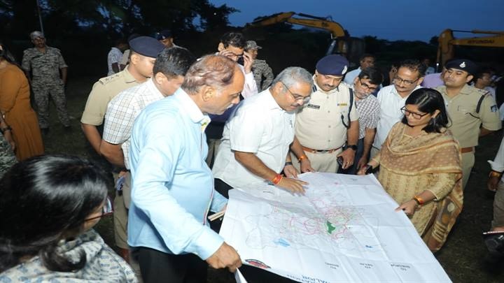 ग्वालियरः बड़ी प्रतिमाओं के विसर्जन के लिए सागरताल के सामने तैयार हो रहा विशाल जलाशय ग्वालियरः बड़ी प्रतिमाओं के विसर्जन के लिए सागरताल के सामने तैयार हो रहा विशाल जलाशय