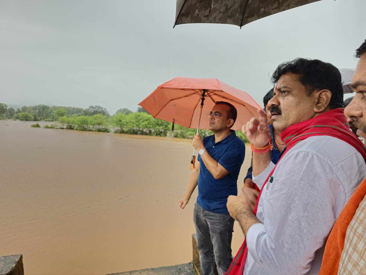 उपमुख्यमंत्री विजय शर्मा ने कलेक्टर जनमेजय महोबे के साथ ग्राम खोलवा और सिघंनपुरी पहुंचकर बाढ़ग्रस्त क्षेत्रों का निरीक्षण किया उपमुख्यमंत्री विजय शर्मा ने कलेक्टर जनमेजय महोबे के साथ ग्राम खोलवा और सिघंनपुरी पहुंचकर बाढ़ग्रस्त क्षेत्रों का निरीक्षण किया