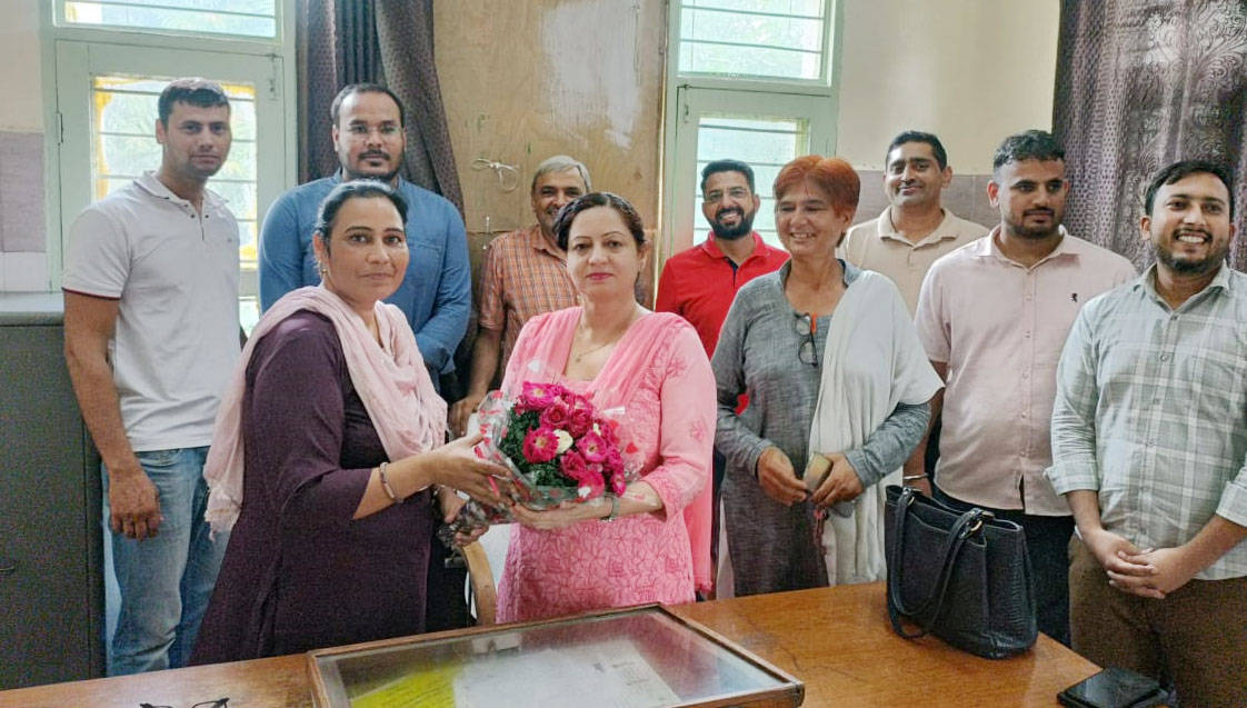 10 Snp-2 सोनीपत: चार्ज लेने के बाद डॉ आशा सहरावत को पुष्प गुच्छ भेंट करके स्वागत करते स्वास्थ्य कर्मी 10 Snp-2 सोनीपत: चार्ज लेने के बाद डॉ आशा सहरावत को पुष्प गुच्छ भेंट करके स्वागत करते स्वास्थ्य कर्मी