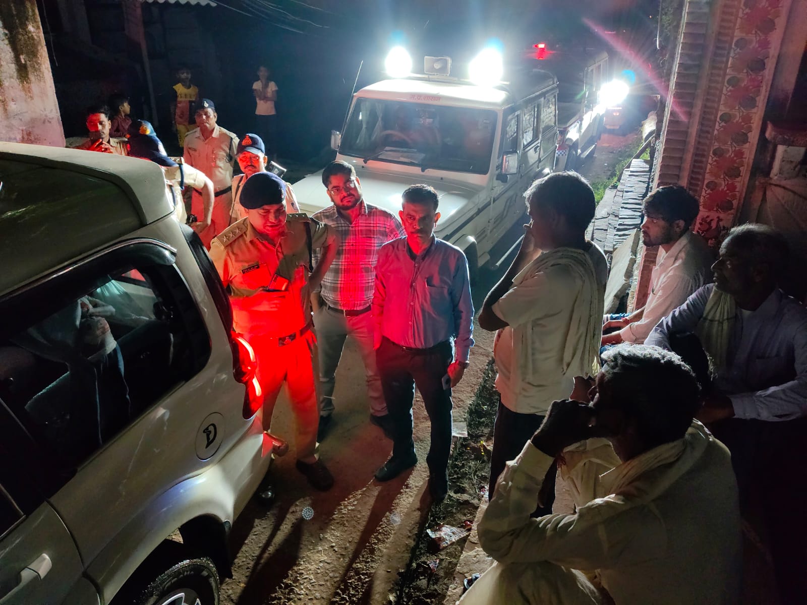 परसोटा गांव में ग्रामीणों से चर्चा करते अधिकारी परसोटा गांव में ग्रामीणों से चर्चा करते अधिकारी