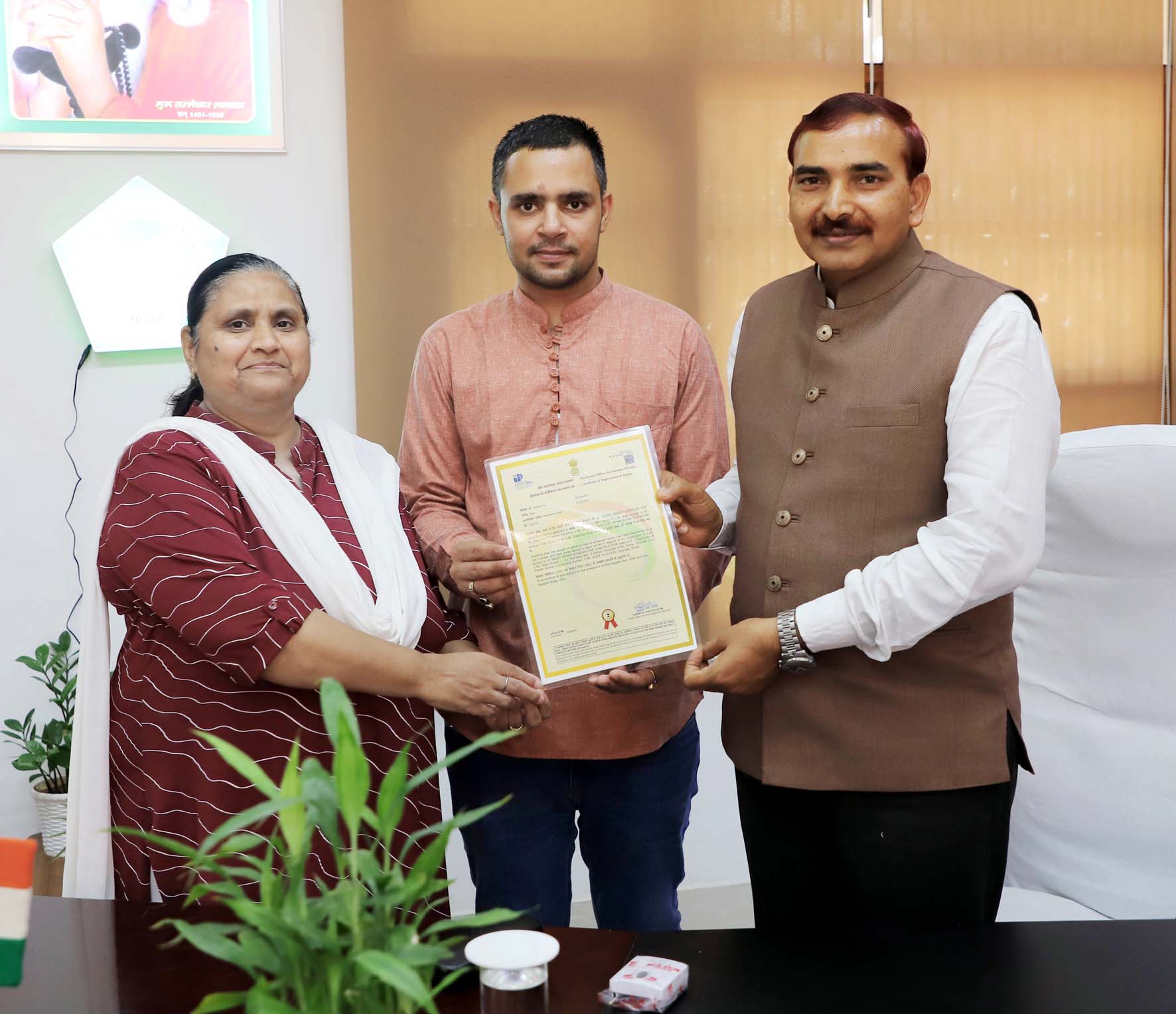 कुलपति प्रो. नरसी राम बिश्नोई को पेटेंट प्रमाण पत्र सौंपते विभागाध्यक्षा प्रो. आशा गुप्ता एवं डा. नवदीप मोर। कुलपति प्रो. नरसी राम बिश्नोई को पेटेंट प्रमाण पत्र सौंपते विभागाध्यक्षा प्रो. आशा गुप्ता एवं डा. नवदीप मोर।