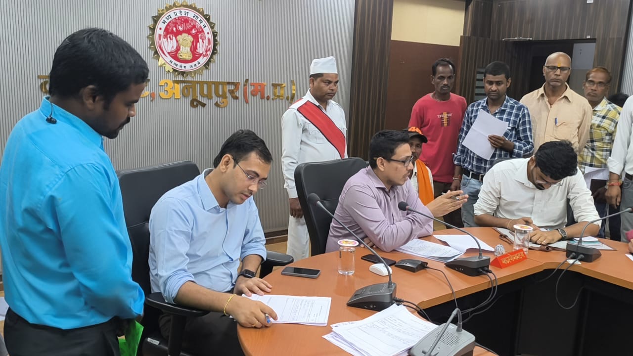 जनसुनवाई में आमजन की समस्या सुनते कलेक्टर जनसुनवाई में आमजन की समस्या सुनते कलेक्टर