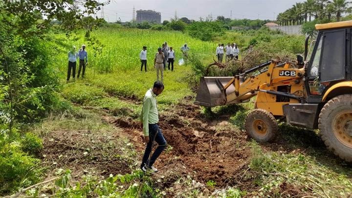 District administration team freed four bighas of land of MP District administration team freed four bighas of land of MP