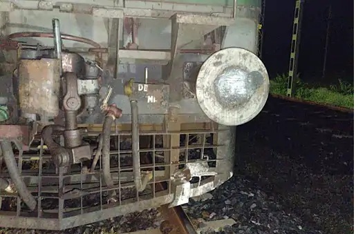 अजमेर सीमेंट ब्लाक से टकराने के बाद रेलवे इंजन अजमेर सीमेंट ब्लाक से टकराने के बाद रेलवे इंजन