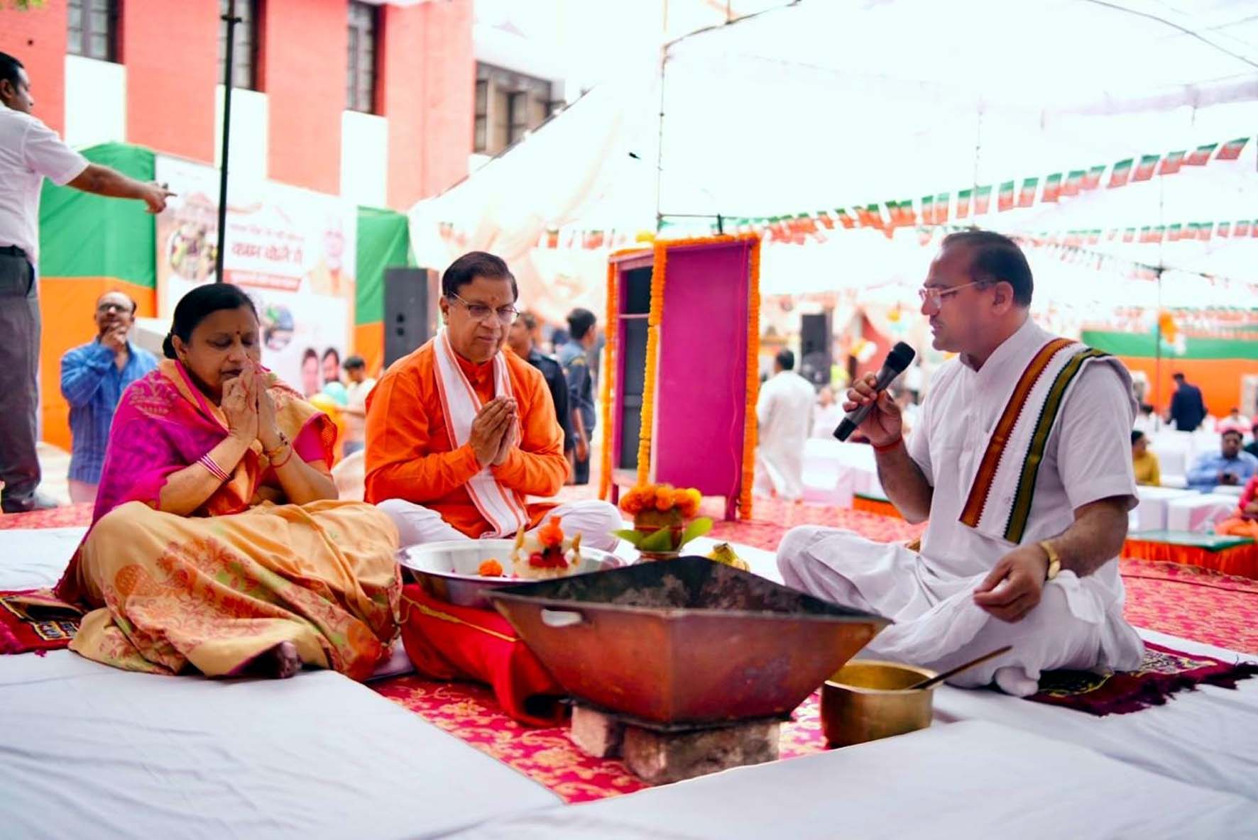 चुनाव कार्यालय के उद्घाटन अवसर पर हवन यज्ञ में यजमान के रूप में उपस्थित भाजपा प्रत्याशी डॉ. कमल गुप्ता। चुनाव कार्यालय के उद्घाटन अवसर पर हवन यज्ञ में यजमान के रूप में उपस्थित भाजपा प्रत्याशी डॉ. कमल गुप्ता।