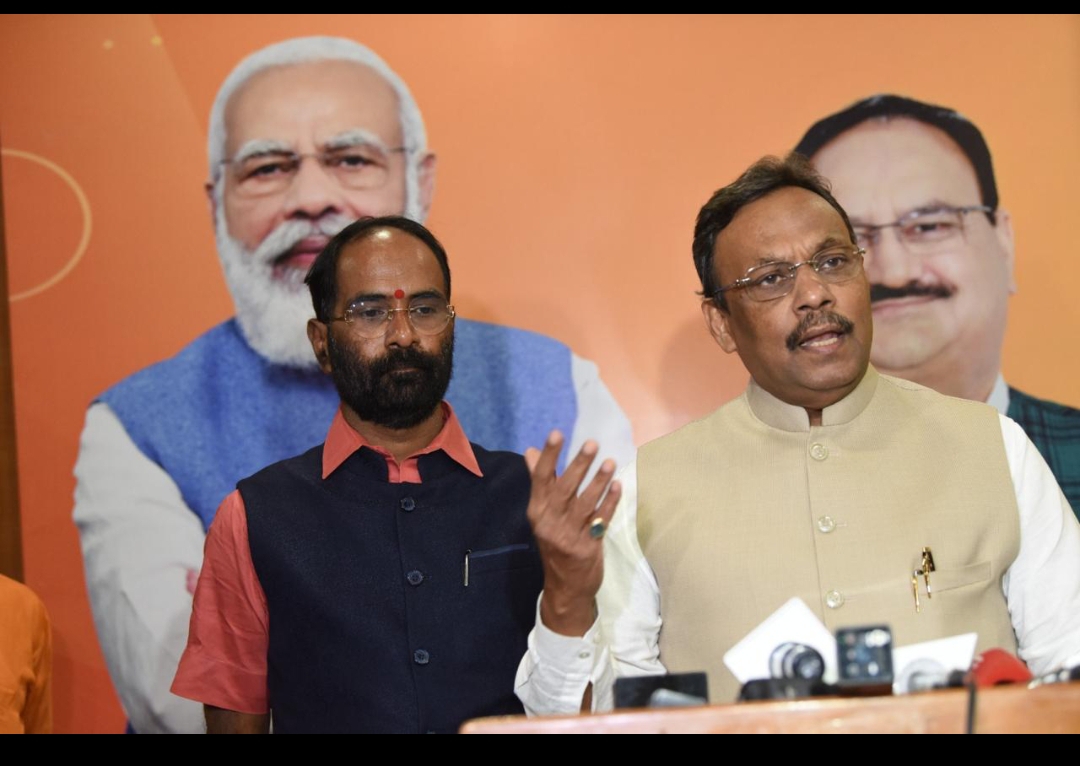 भाजपा महासचिव विनोद तावड़े मीडिया को संबोधित करते हुए भाजपा महासचिव विनोद तावड़े मीडिया को संबोधित करते हुए