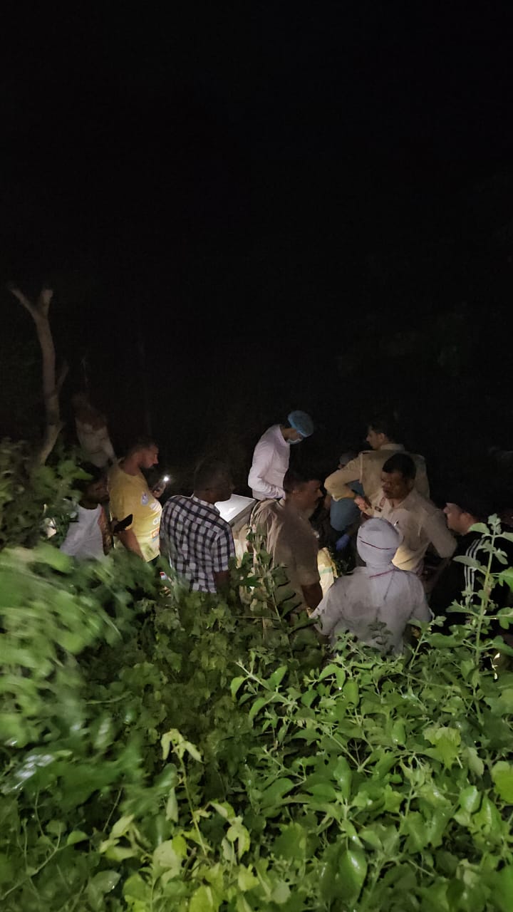 मौके पर जांच करती पुलिस मौके पर जांच करती पुलिस