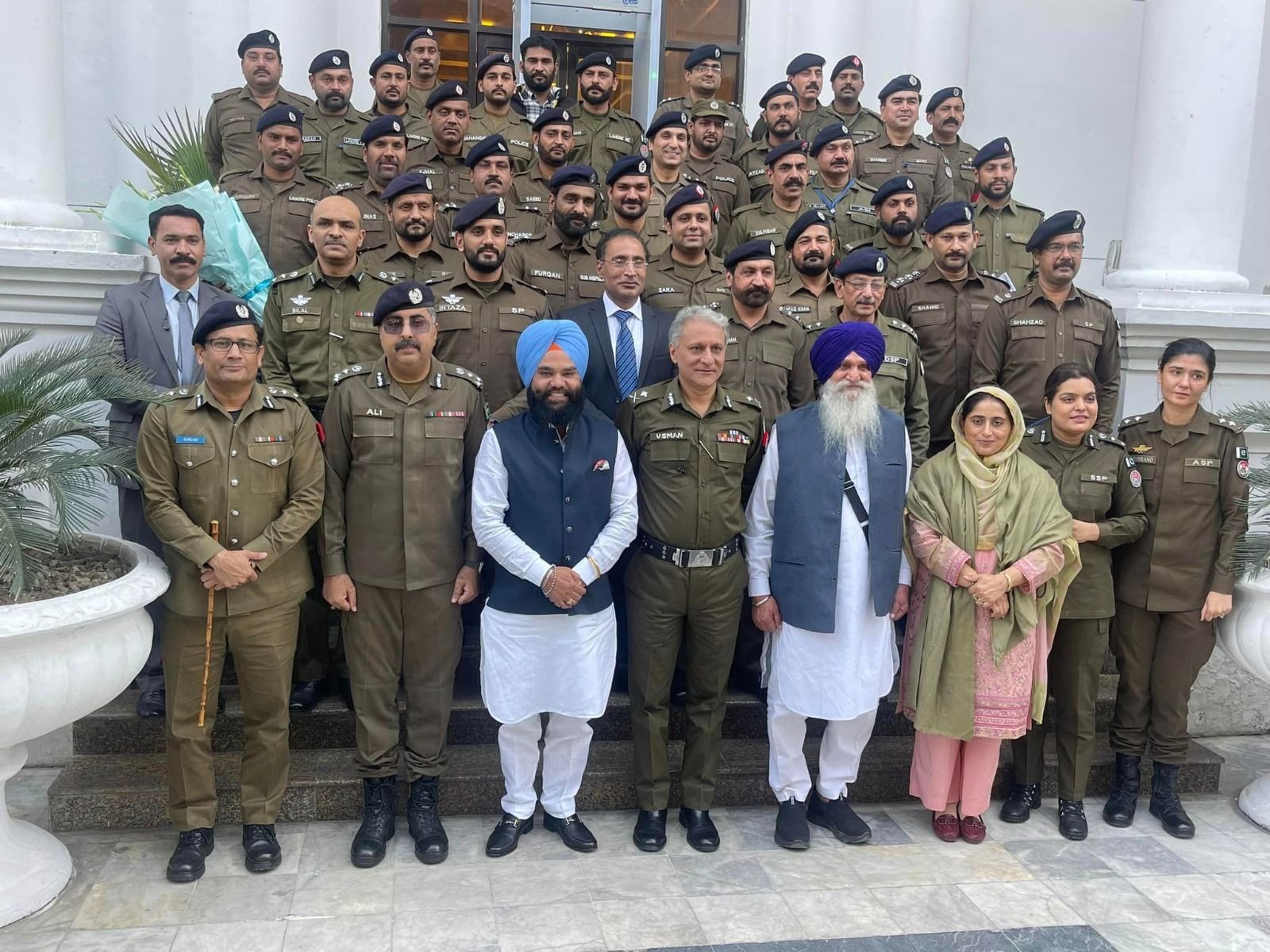पिहाेवा से भाजपा प्रत्याशी कमलजीत अजराना के पाकिस्तानी सैनिकाें के साथ वायरल हुए फाेटाे पिहाेवा से भाजपा प्रत्याशी कमलजीत अजराना के पाकिस्तानी सैनिकाें के साथ वायरल हुए फाेटाे