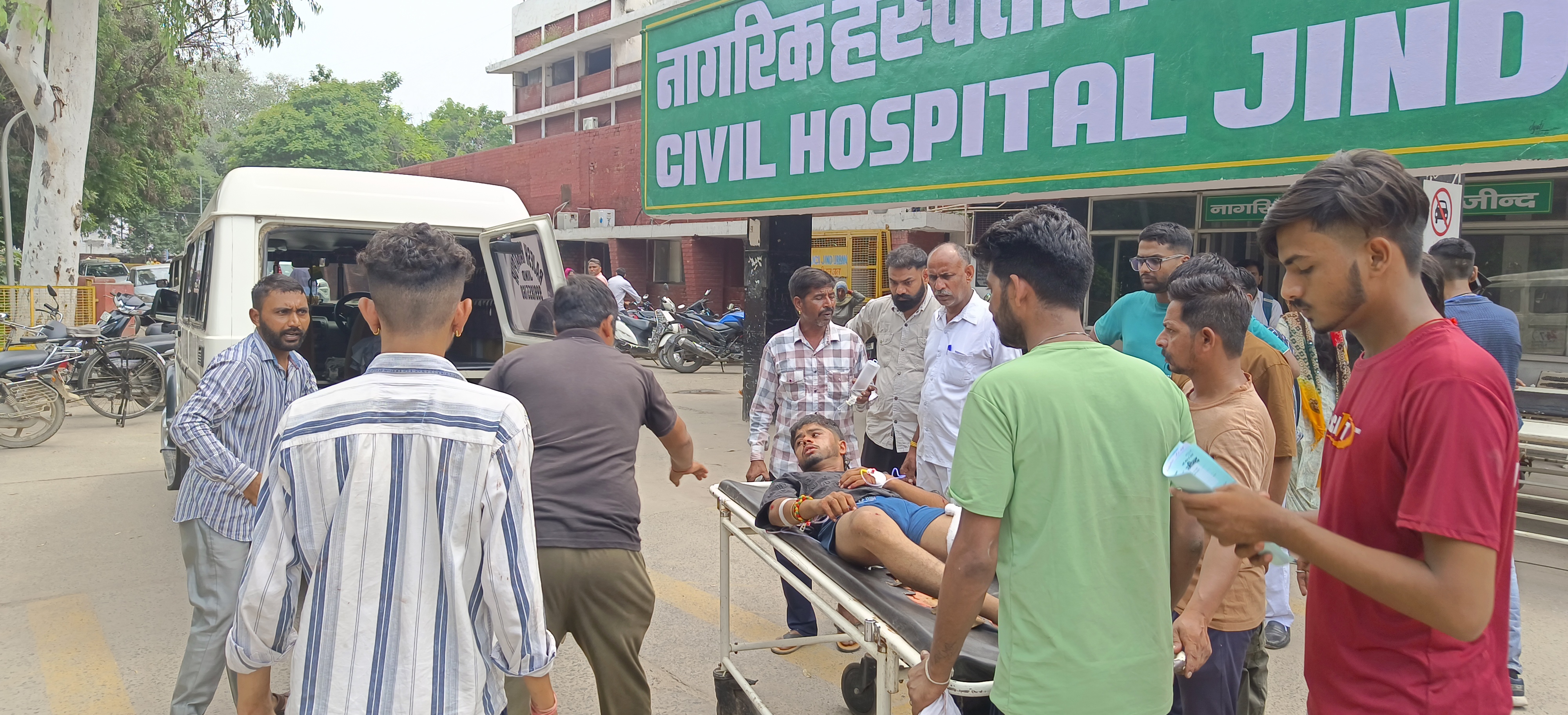 घायलों को पीजीआई ले जाते हुए परिजन। घायलों को पीजीआई ले जाते हुए परिजन।