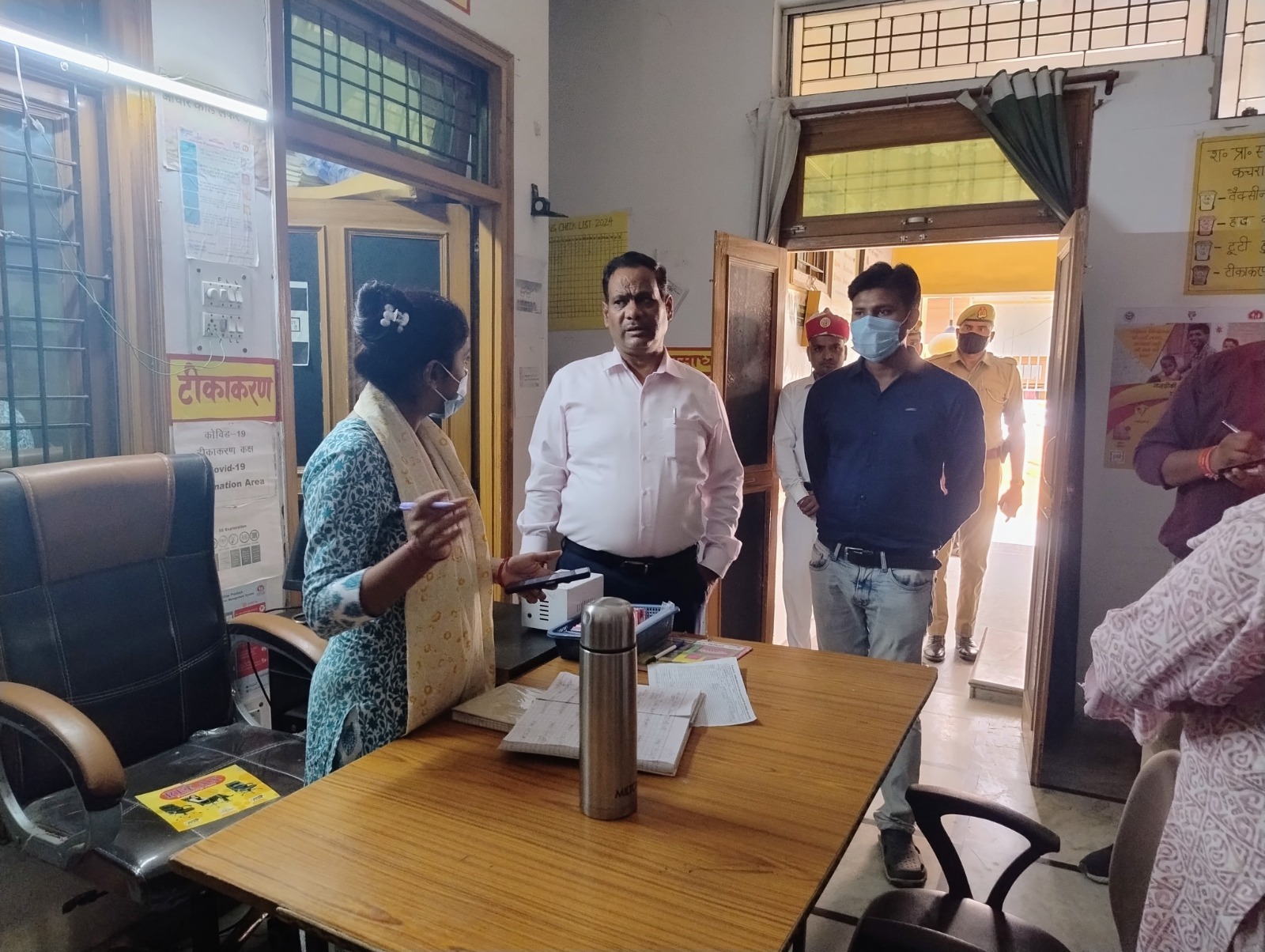 जिलाधिकारी ने पीएचसी का किया निरीक्षण, कम टीकाकरण होने पर जताई नाराजगी जिलाधिकारी ने पीएचसी का किया निरीक्षण, कम टीकाकरण होने पर जताई नाराजगी
