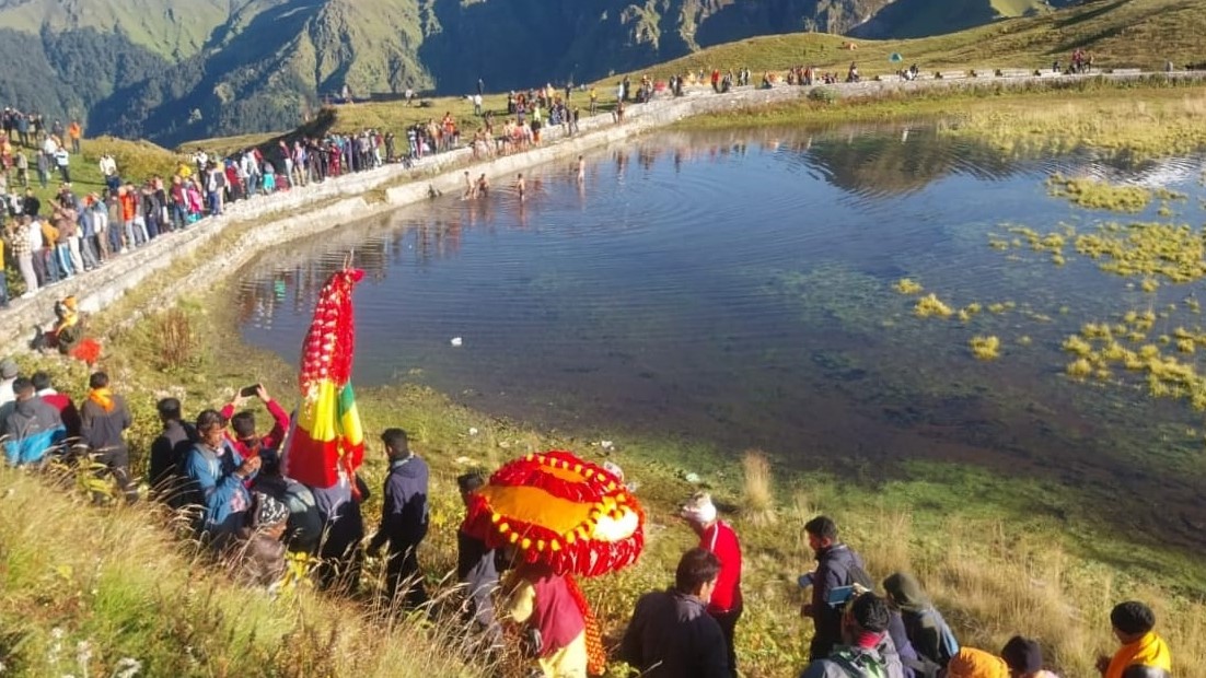 वैदनी कुंड में पूजा अर्चना के बाद वापस लौटती नंदा की उत्सव डोली। वैदनी कुंड में पूजा अर्चना के बाद वापस लौटती नंदा की उत्सव डोली।