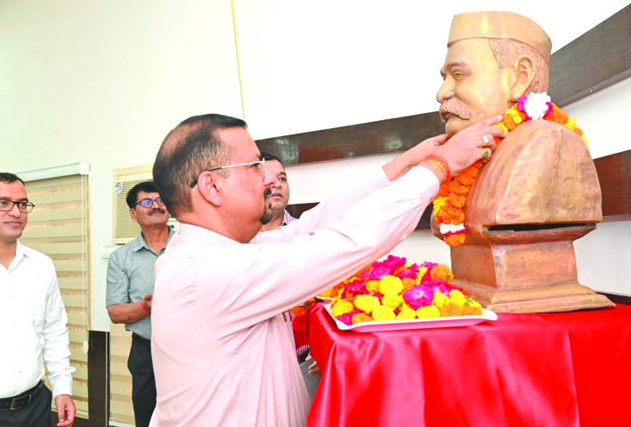 पंत जी की प्रतिमा पर माल्यार्पण करते डीएम पंत जी की प्रतिमा पर माल्यार्पण करते डीएम