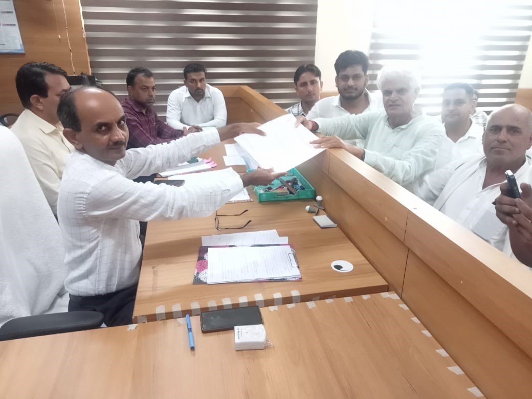 कलायत से आईएनएलडी उम्मीदवार रामपाल माजरा नामांकन भरते हुए कलायत से आईएनएलडी उम्मीदवार रामपाल माजरा नामांकन भरते हुए