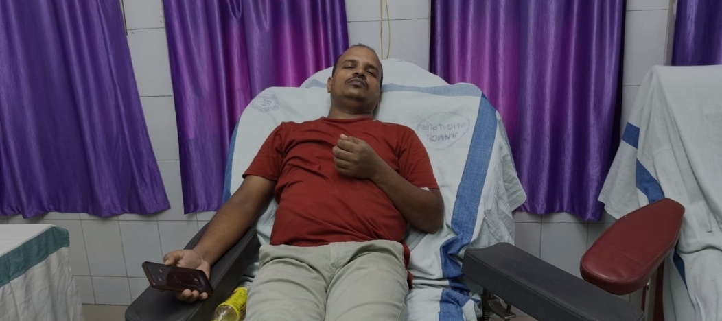 रक्तदान करता व्यक्ति रक्तदान करता व्यक्ति