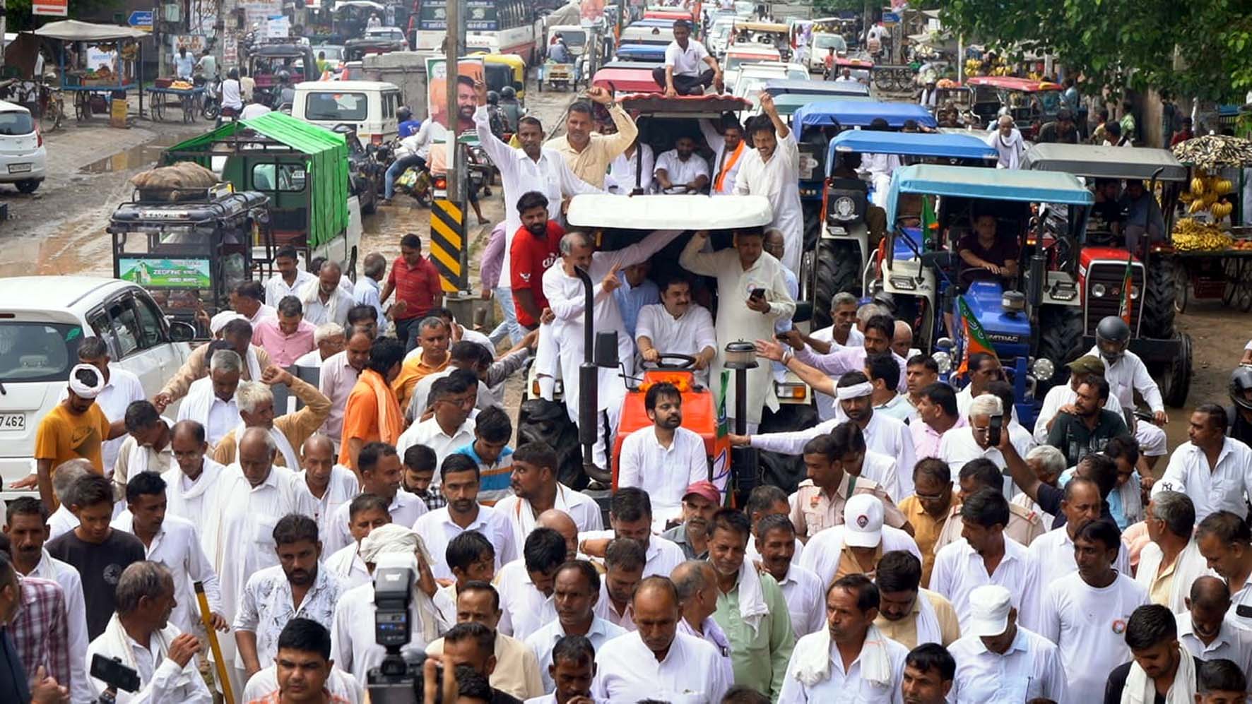 भाजपा प्रत्याशी रणधीर पनिहार, पूर्व सांसद कुलदीप बिश्नोई व समर्थकों के साथ नामांकन पत्र भरने जाते हुए।