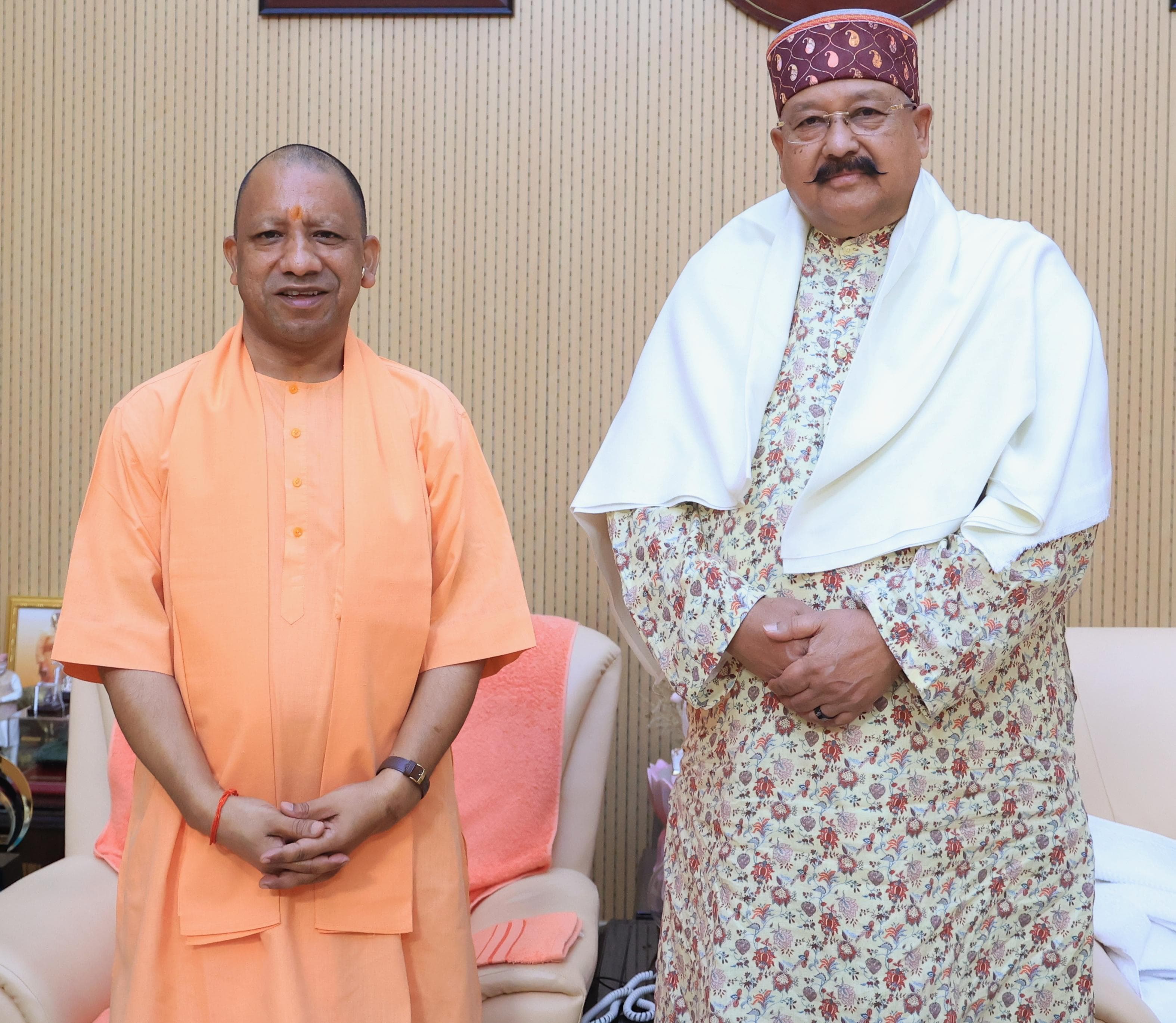 उत्तर प्रदेश के मुख्यमंत्री योगी आदित्यनाथ से भेंट करते उत्तराखंड के पर्यटन मंत्री सतपाल महाराज। उत्तर प्रदेश के मुख्यमंत्री योगी आदित्यनाथ से भेंट करते उत्तराखंड के पर्यटन मंत्री सतपाल महाराज।
