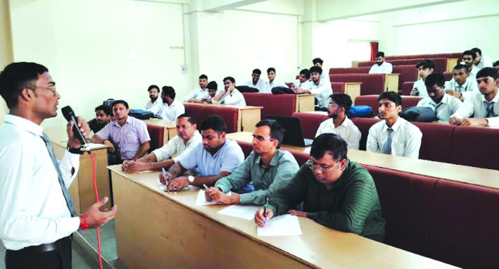 प्रतियोगिता के दौरान प्रतिभागी प्रतियोगिता के दौरान प्रतिभागी