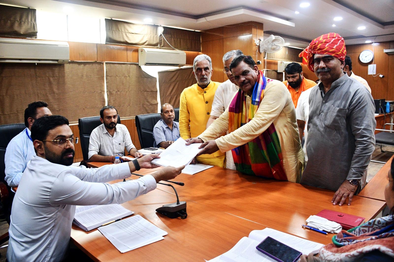 नामांकन पत्र दाखिल करते उम्मीदवार नामांकन पत्र दाखिल करते उम्मीदवार