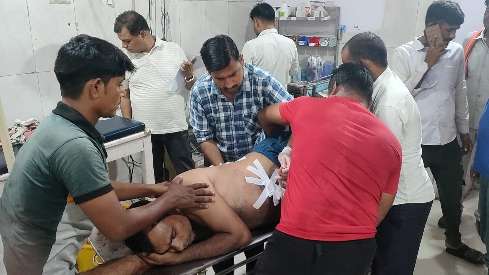गोली लगने से घायल युवक गोली लगने से घायल युवक