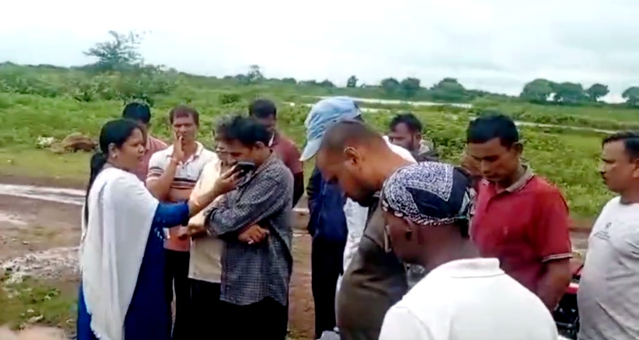 कलेक्टर ने परिजनों से फोन पर बात कर संवदेना की ढ़ाढस बंधाया कलेक्टर ने परिजनों से फोन पर बात कर संवदेना की ढ़ाढस बंधाया
