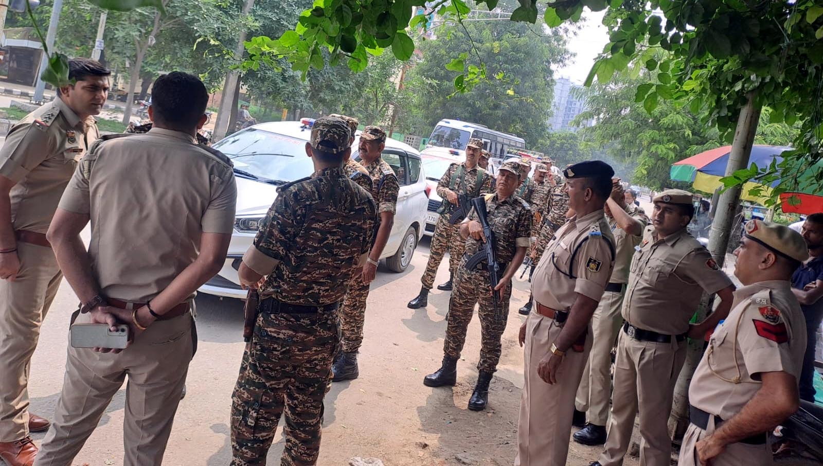 फरीदाबाद में पुलिस व अर्ध-सैनिक बल के जवानों ने निकाला फ्लैग मार्च। फरीदाबाद में पुलिस व अर्ध-सैनिक बल के जवानों ने निकाला फ्लैग मार्च।