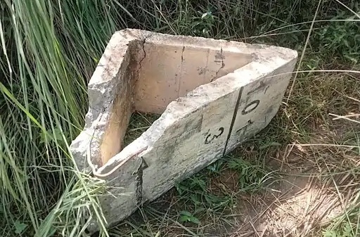 अजमेर रेलवे लाइन पर रखा सीमेंट ब्लॉक अजमेर रेलवे लाइन पर रखा सीमेंट ब्लॉक
