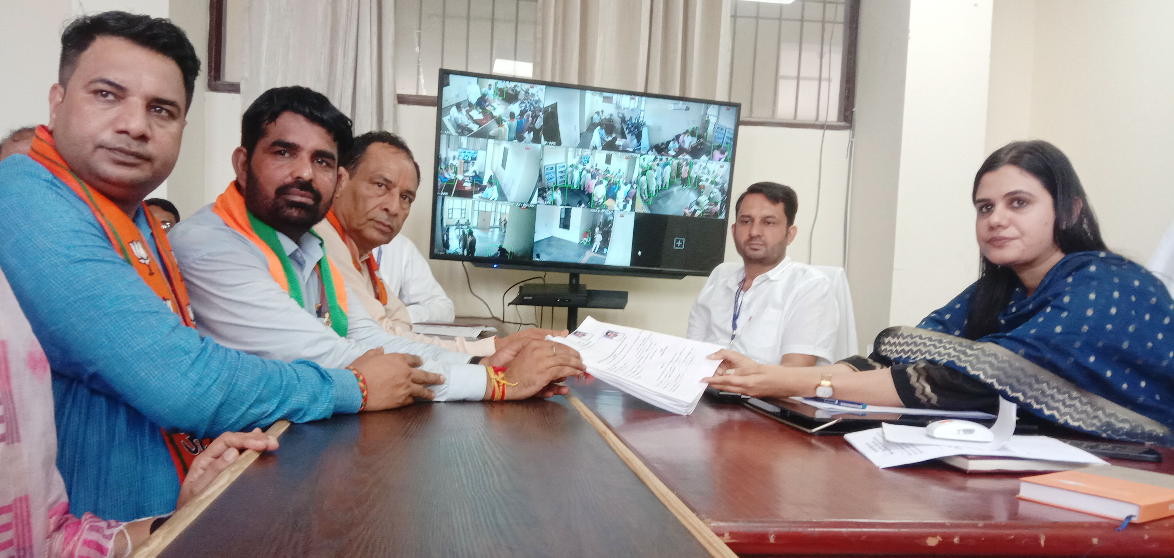 10 Snp- सोनीपत: रिटर्निंग अधिकारी श्वेता सुहाग को नामांकन पत्र सौंपते पवन खरखौदा 10 Snp- सोनीपत: रिटर्निंग अधिकारी श्वेता सुहाग को नामांकन पत्र सौंपते पवन खरखौदा