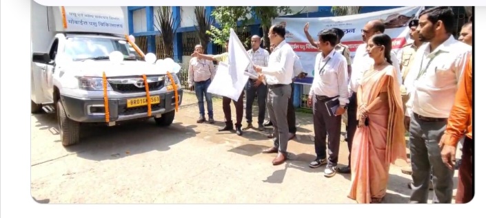 मोबाइल पशु चिकित्सा को हरी झंडी दिखाते डीएम मोबाइल पशु चिकित्सा को हरी झंडी दिखाते डीएम