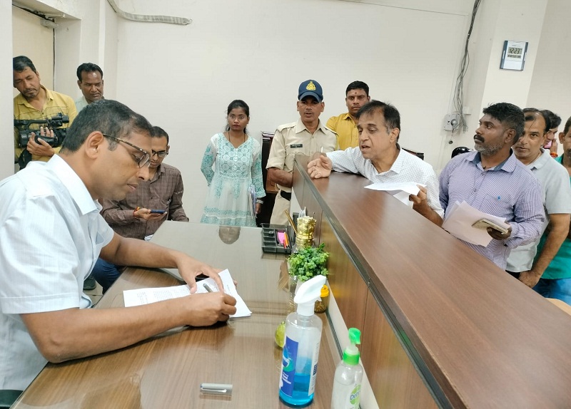 इंदौरः कलेक्टर ने जनसुनवाई में आवेदकों की समस्याओं को सुनकर मौके पर किया निराकरण इंदौरः कलेक्टर ने जनसुनवाई में आवेदकों की समस्याओं को सुनकर मौके पर किया निराकरण