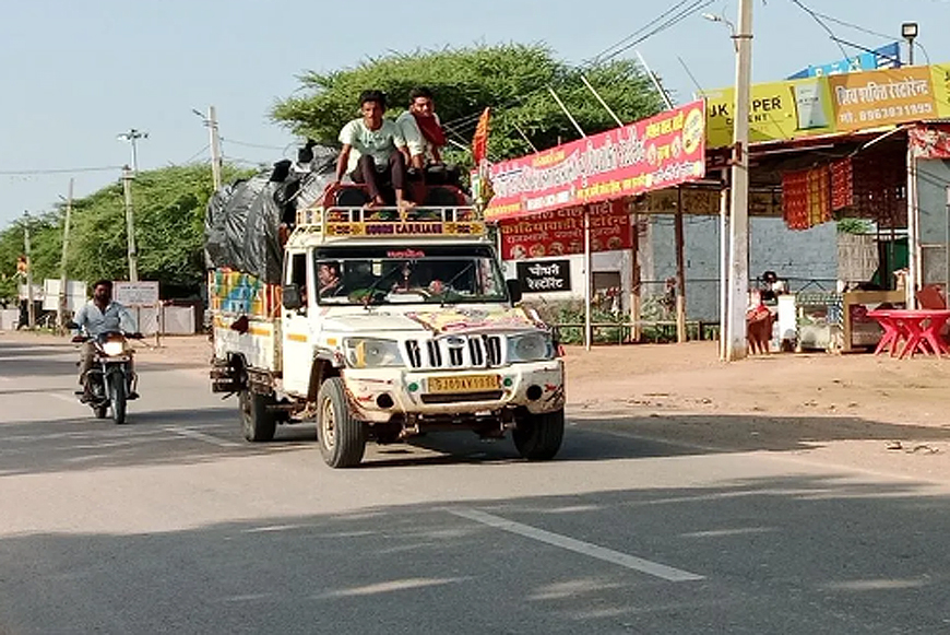 रामदेवरा मेले में ओवर क्राउडिंग वाहनों के विरुद्ध की जा रही है कार्यवाही : 07 लाख 21 हजार रुपये की राशि वसूल रामदेवरा मेले में ओवर क्राउडिंग वाहनों के विरुद्ध की जा रही है कार्यवाही : 07 लाख 21 हजार रुपये की राशि वसूल
