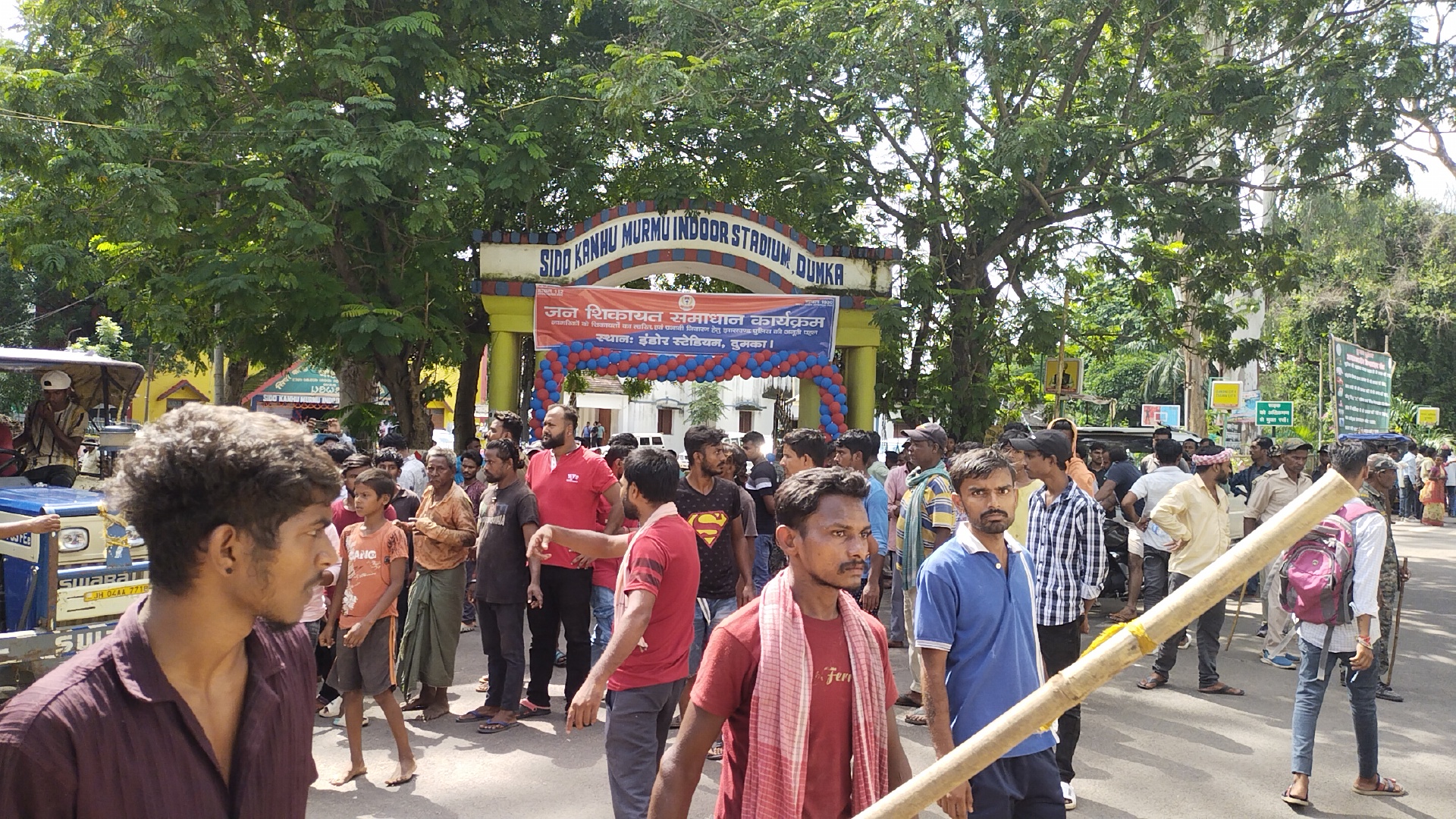 विरोध करते परिजन विरोध करते परिजन
