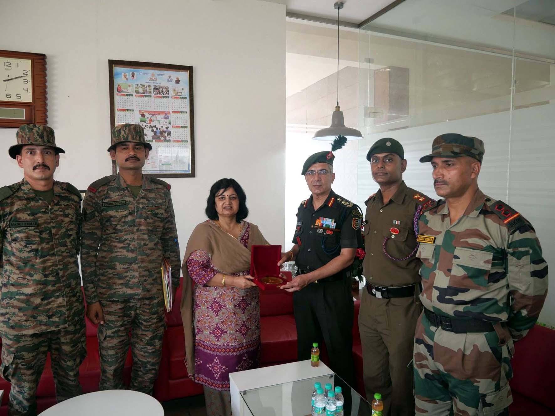 मेडिकल कॉलेज अधिकारियों से मिलते एनसीसी अधिकारी। मेडिकल कॉलेज अधिकारियों से मिलते एनसीसी अधिकारी।