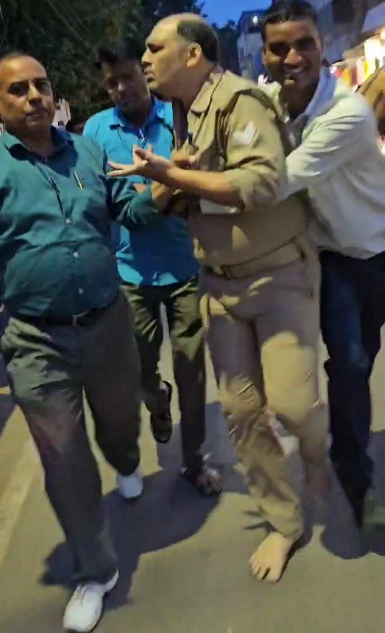 विजिलेंस टीम ने 15 हजार रुपए घूस लेते हेड कांस्टेबल शाहनवाज को पकड़ा विजिलेंस टीम ने 15 हजार रुपए घूस लेते हेड कांस्टेबल शाहनवाज को पकड़ा