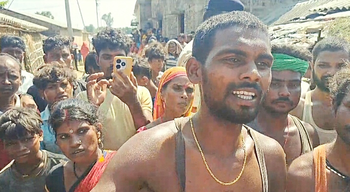 घटना स्थल पर मृतक के परिजन घटना स्थल पर मृतक के परिजन