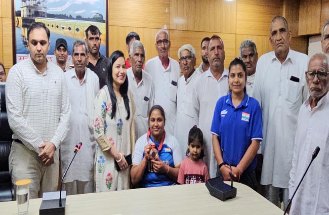 पैरा ओलंपिक विजेता मोना अग्रवाल का सम्मान करती उपायुक्त मोनिका गुप्ता। पैरा ओलंपिक विजेता मोना अग्रवाल का सम्मान करती उपायुक्त मोनिका गुप्ता।