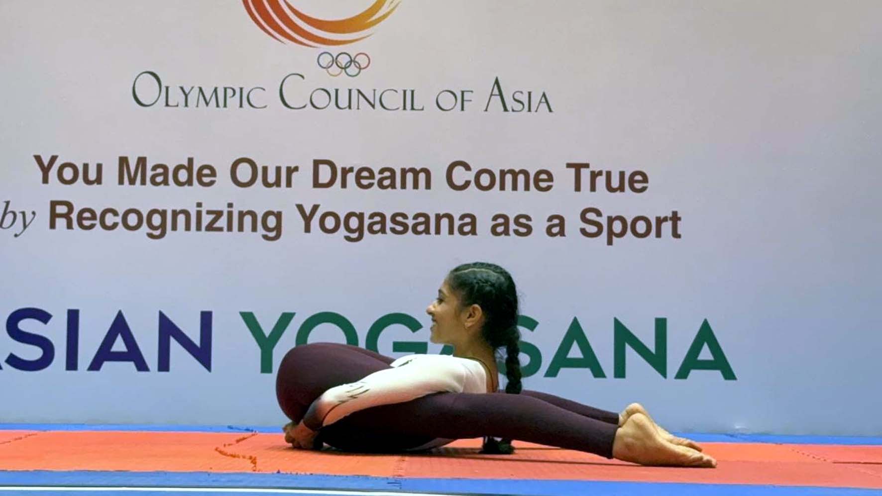 आम सभा के दौरान योग क्रिया करते बच्चे आम सभा के दौरान योग क्रिया करते बच्चे