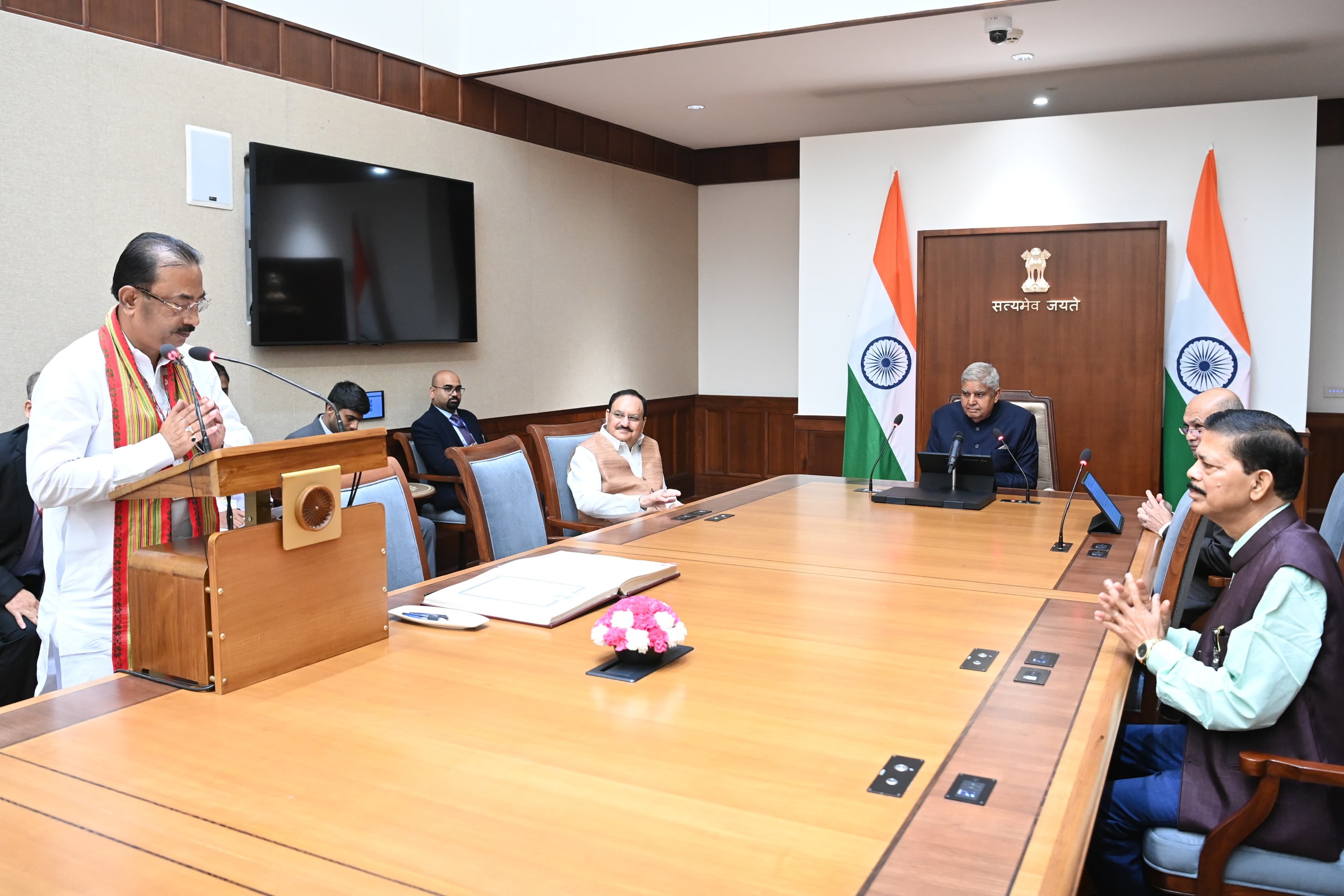 राज्यसभा के सभापति जगदीप धनखड़ मंगलवार को संसद भवन में राजीब भट्टाचार्य को शपथ दिलाते हुए राज्यसभा के सभापति जगदीप धनखड़ मंगलवार को संसद भवन में राजीब भट्टाचार्य को शपथ दिलाते हुए