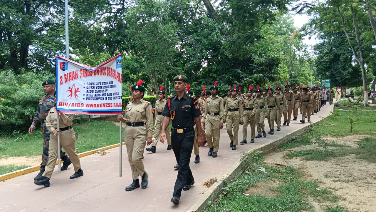 रैली में शामिल लोग रैली में शामिल लोग