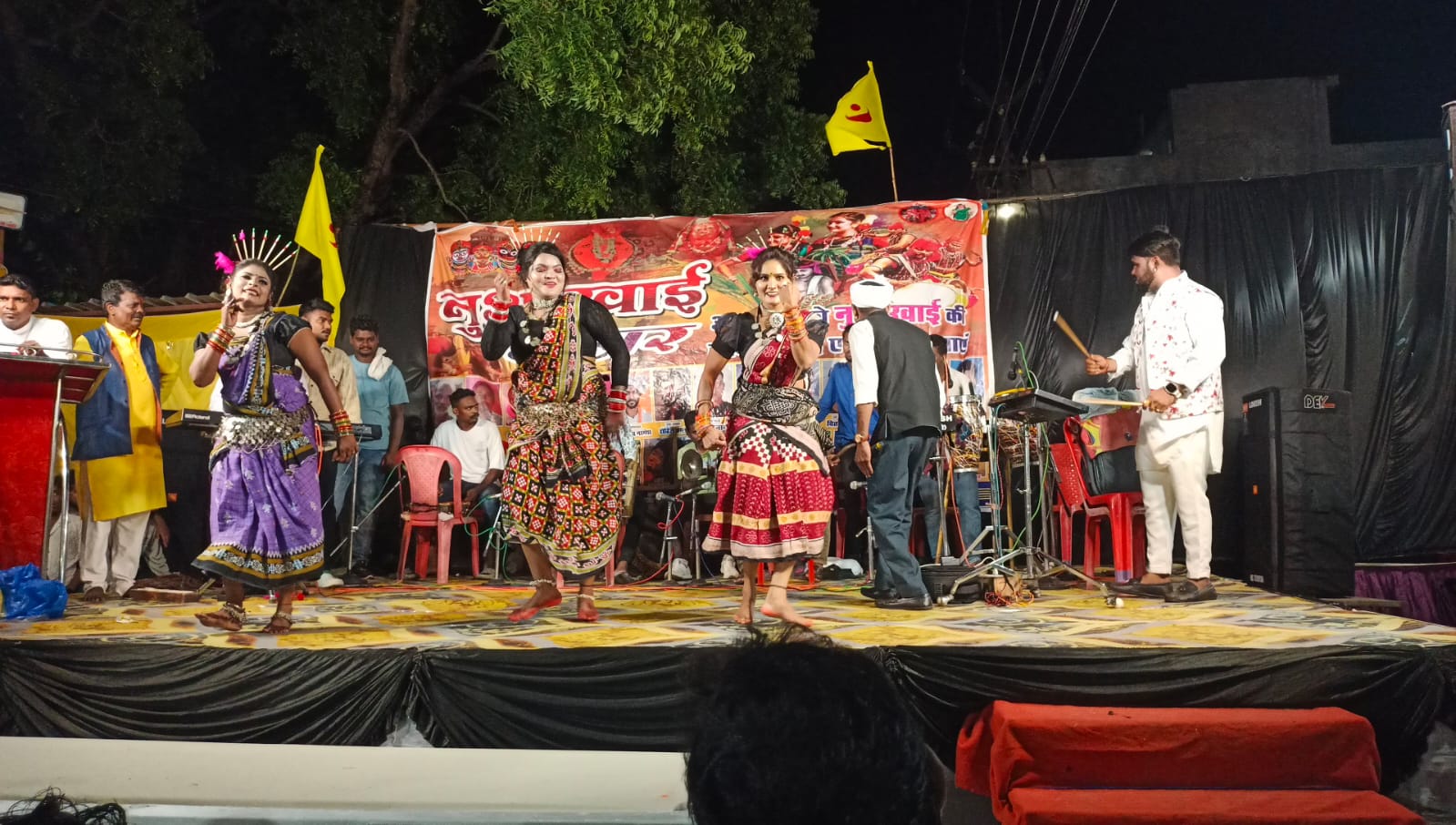 नई फसल आगमन की खुशी में गाड़ा समाज धमतरी द्वारा आयोजित कार्यक्रम में प्रस्तुति देते हुए कलाकार। नई फसल आगमन की खुशी में गाड़ा समाज धमतरी द्वारा आयोजित कार्यक्रम में प्रस्तुति देते हुए कलाकार।