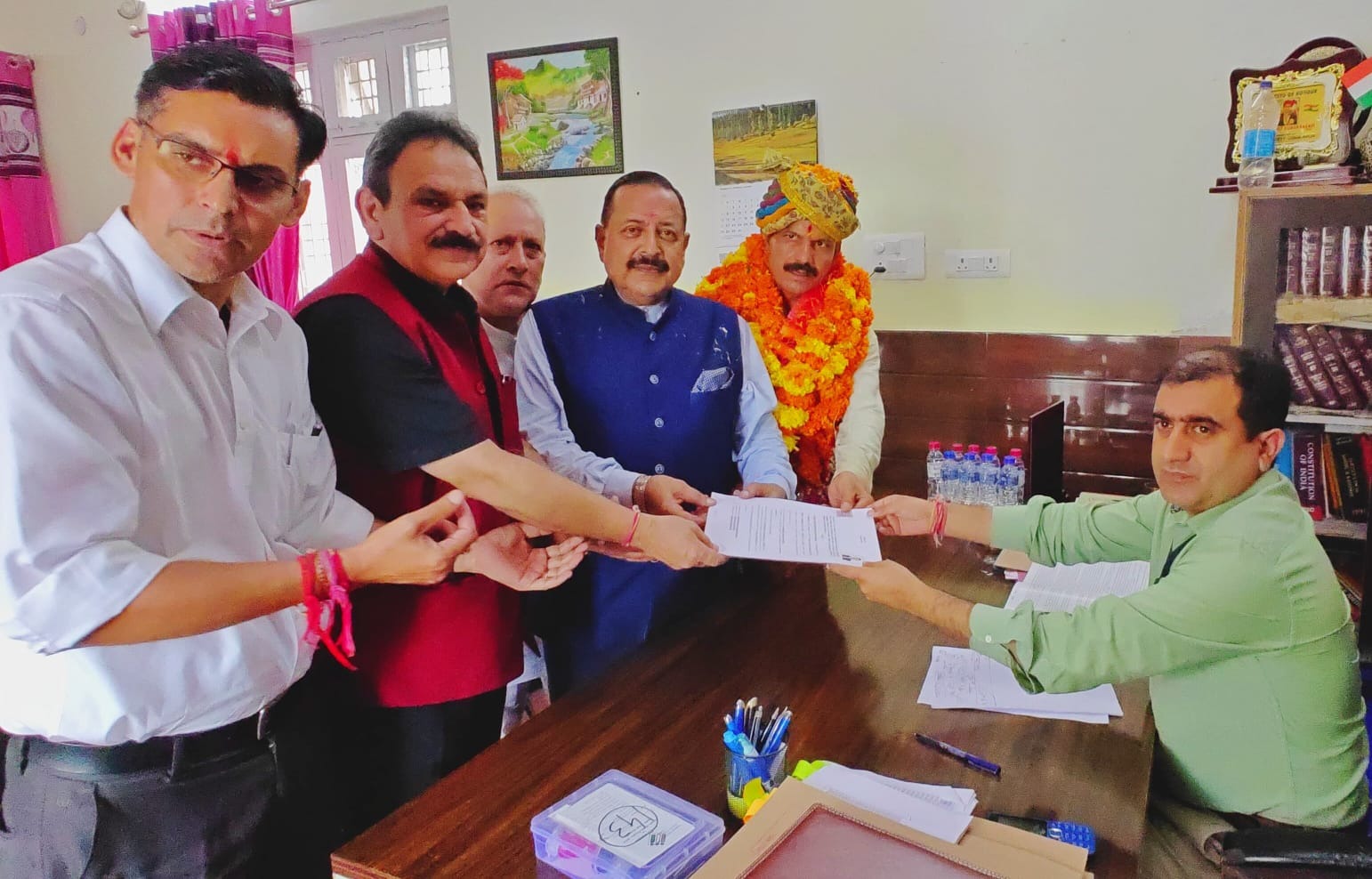 विक्रम रंधावा ने बाहु तो चिनैनी सीट से बलवंत सिंह मनकोटिया ने नामांकन पत्र भरा विक्रम रंधावा ने बाहु तो चिनैनी सीट से बलवंत सिंह मनकोटिया ने नामांकन पत्र भरा