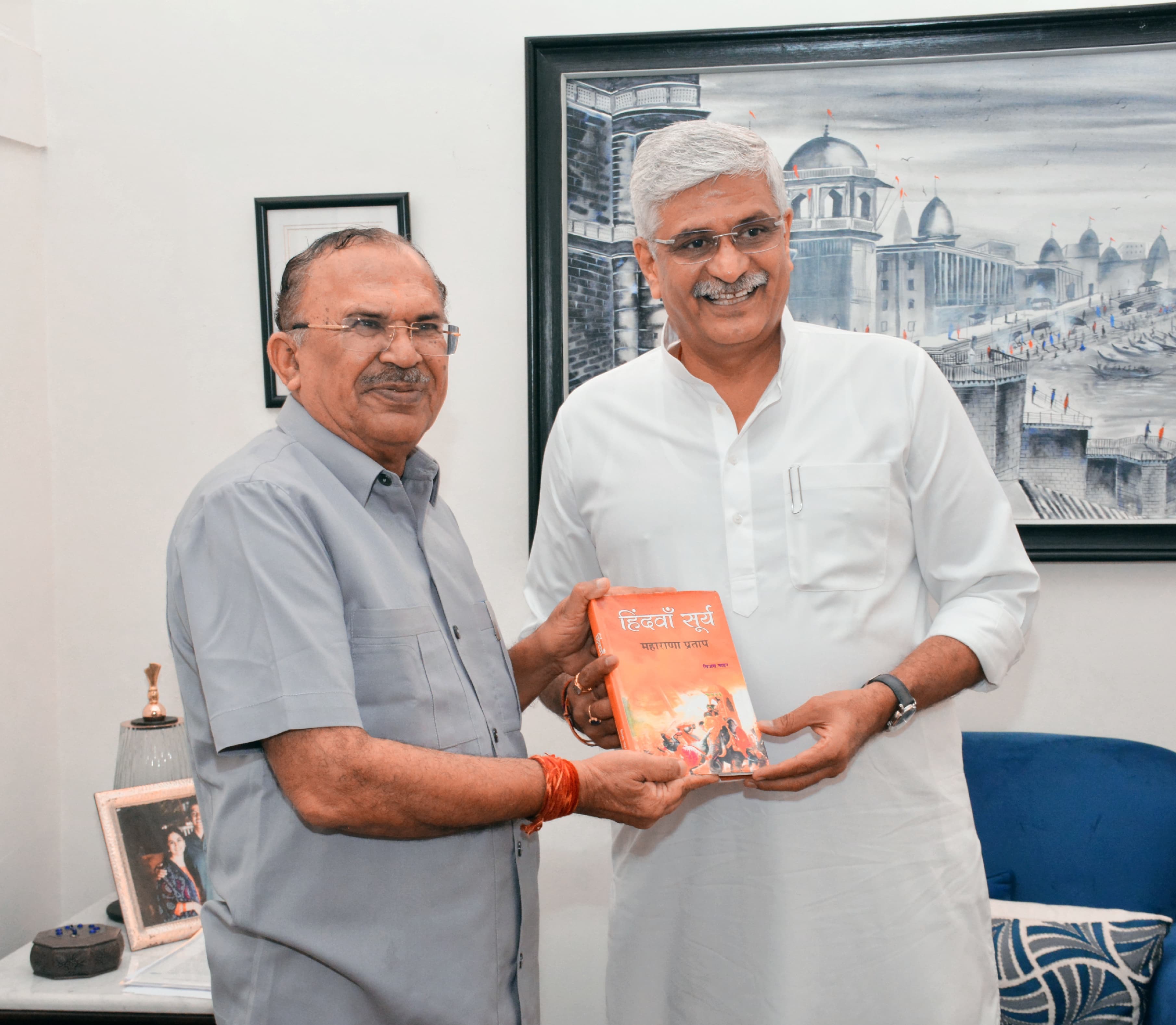 केंद्रीय संस्कृति एवं पर्यटन मंत्री गजेंद्र सिंह शेखावत से उनके निवास पर मुलाकात केंद्रीय संस्कृति एवं पर्यटन मंत्री गजेंद्र सिंह शेखावत से उनके निवास पर मुलाकात