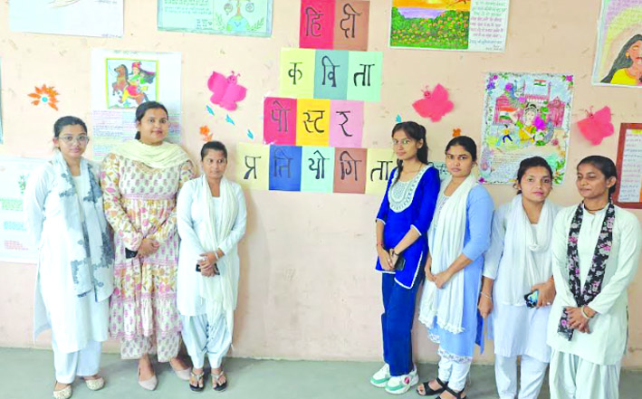 पोस्टर प्रतियोगिता में प्रतिभाग करने वाली छात्राएं पोस्टर प्रतियोगिता में प्रतिभाग करने वाली छात्राएं
