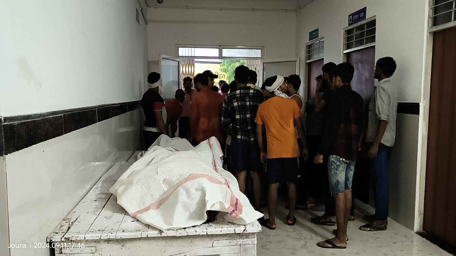अस्पताल में मृतक युवकों क परिजनों की लगी भीड़ अस्पताल में मृतक युवकों क परिजनों की लगी भीड़
