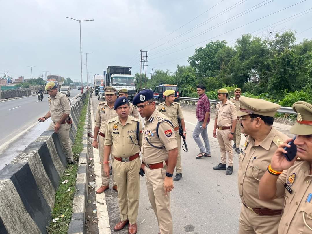 नेशनल हाईवे में महिला का मिला सिर कटा अर्धनग्न शव, रेप कर हत्या की आशंका नेशनल हाईवे में महिला का मिला सिर कटा अर्धनग्न शव, रेप कर हत्या की आशंका