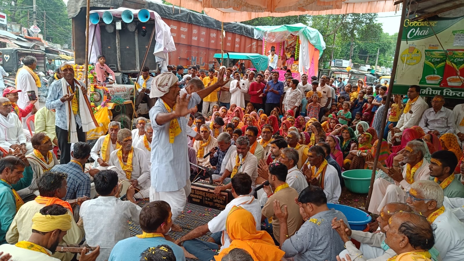 राधाष्टमी पर भजन- कीर्तन करते धर्मप्रेमी राधाष्टमी पर भजन- कीर्तन करते धर्मप्रेमी