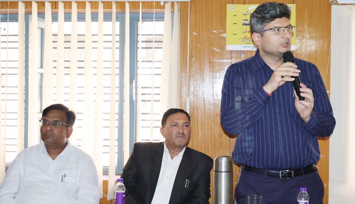 गोपेश्वर में आयोजित मानवाधिकार आयोग की परिवादों की सुनवाई के मौके पर बोलते हुए डीएम चमोली। गोपेश्वर में आयोजित मानवाधिकार आयोग की परिवादों की सुनवाई के मौके पर बोलते हुए डीएम चमोली।
