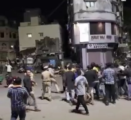 सूरत के सैयदपुरा में 8 सितम्बर की रात गणपति पंडाल पर पथराव के बाद जमा लोगों की भीड़। सूरत के सैयदपुरा में 8 सितम्बर की रात गणपति पंडाल पर पथराव के बाद जमा लोगों की भीड़।