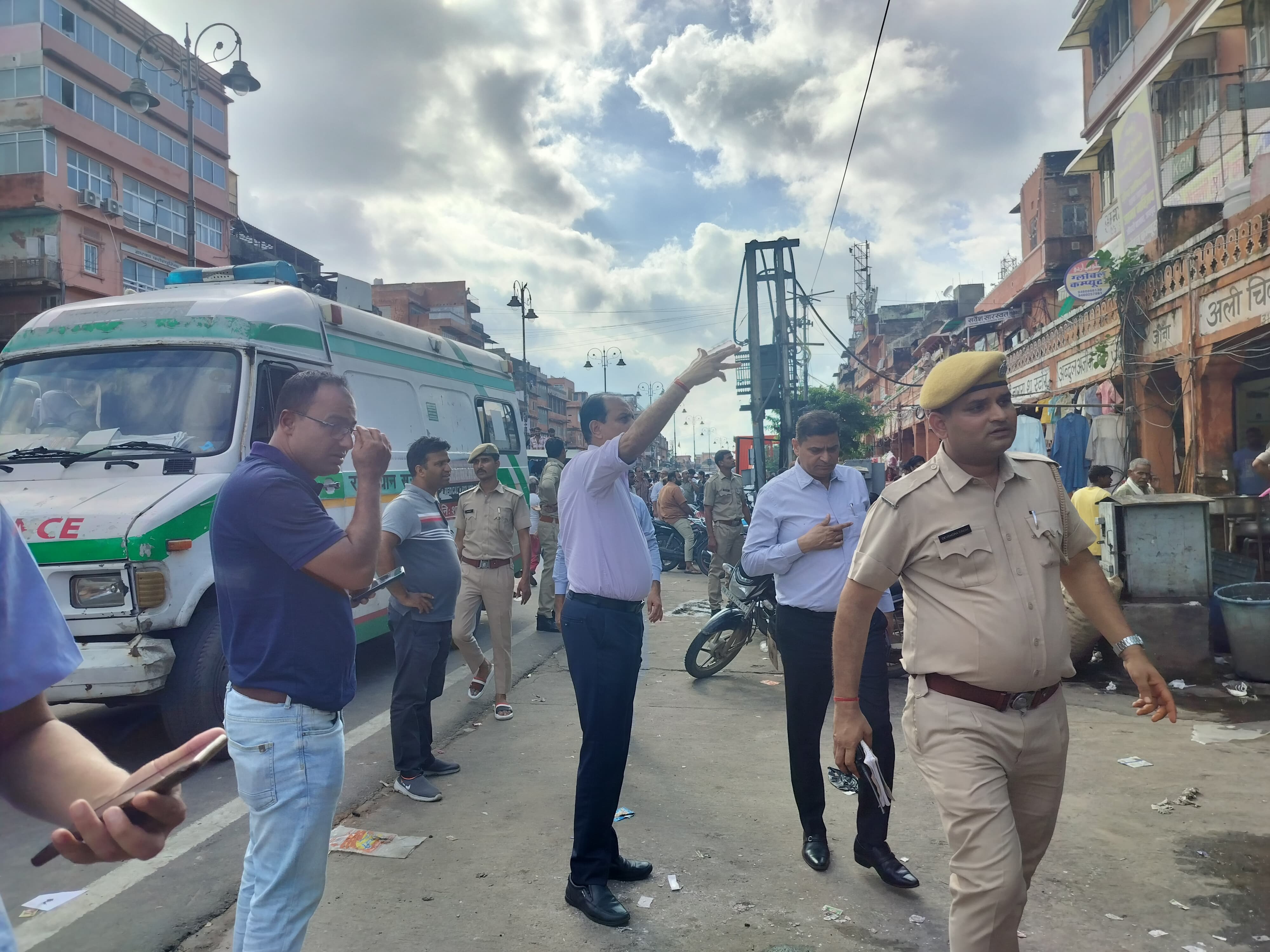 जर्जर इमारत ढहने से मचा हड़कंप जर्जर इमारत ढहने से मचा हड़कंप