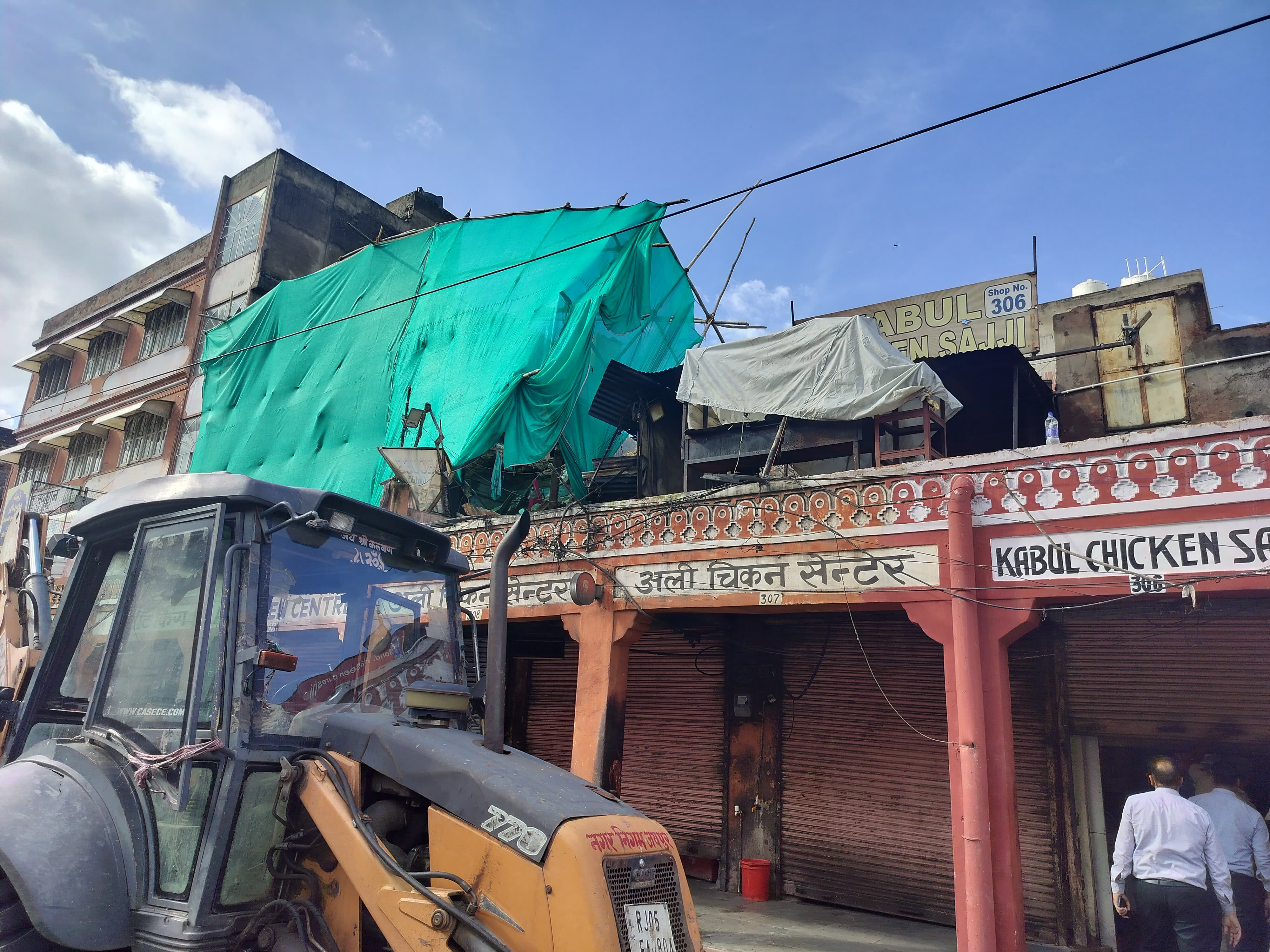 जर्जर इमारत ढहने से मचा हड़कंप जर्जर इमारत ढहने से मचा हड़कंप