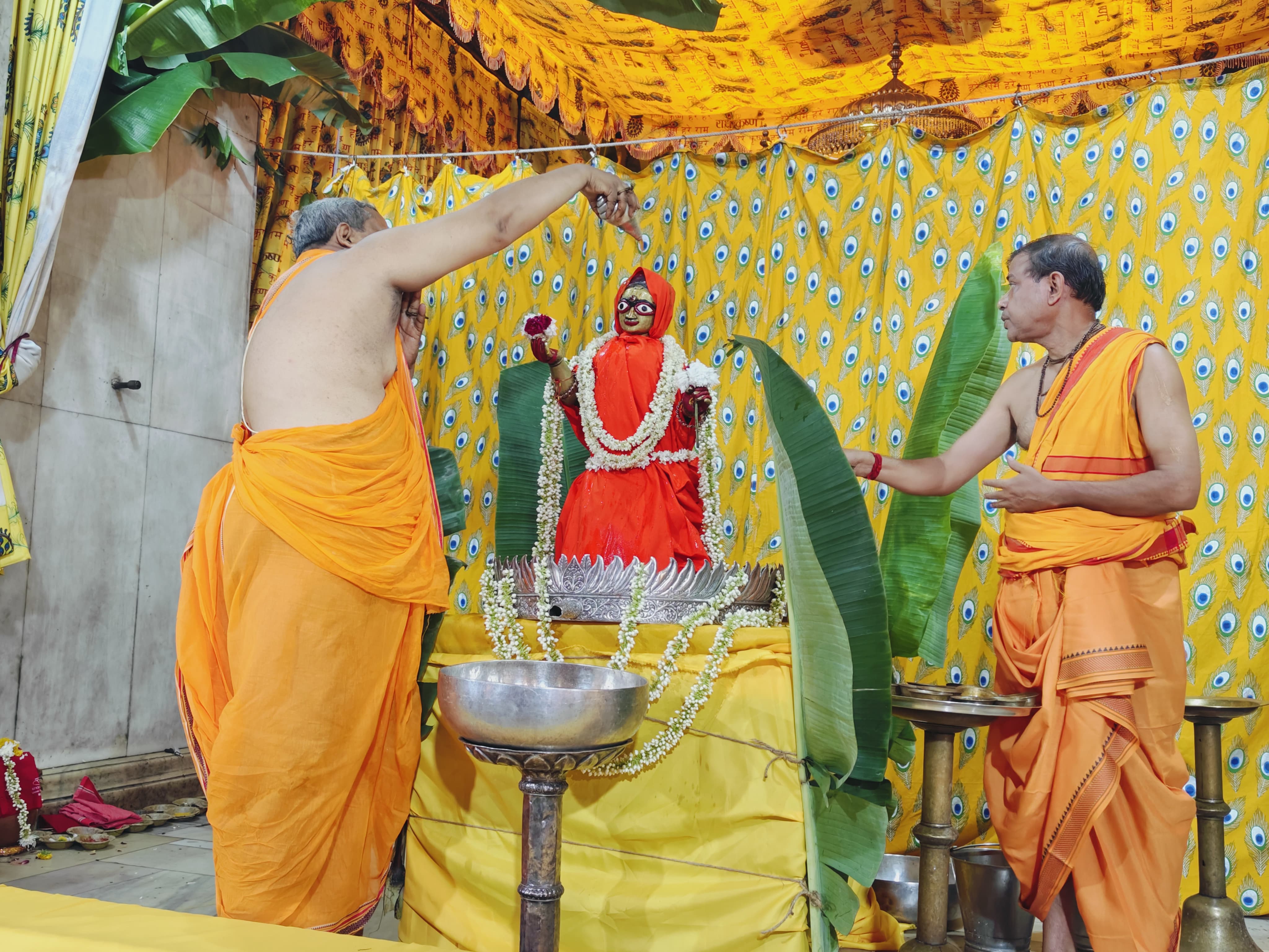 राधाष्टमी महोत्सव: ठाकुर श्रीजी को नवीन पीत पोशाक और विशेष अलंकार श्रृंगार कराए धारण राधाष्टमी महोत्सव: ठाकुर श्रीजी को नवीन पीत पोशाक और विशेष अलंकार श्रृंगार कराए धारण